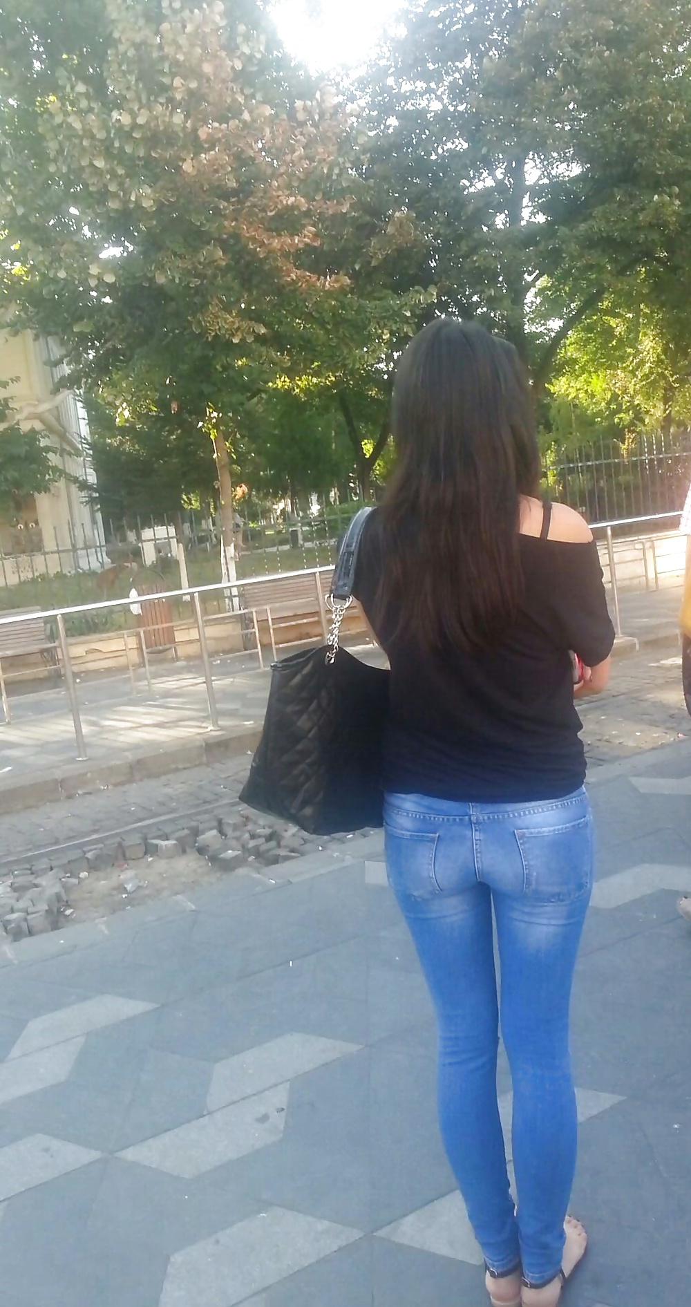 11P Spy sexy brunette face and ass romanian