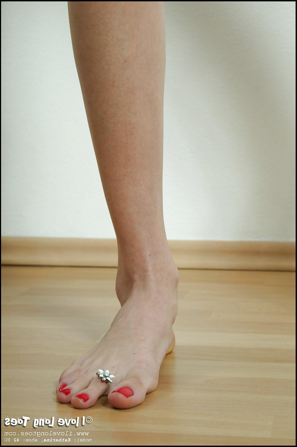 25P Katherina with long toes