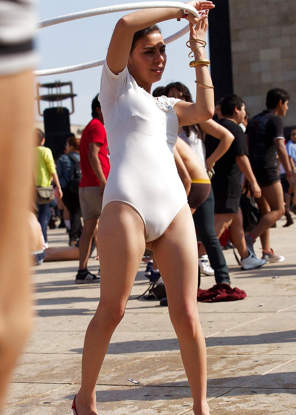 21P Candid Cameltoe