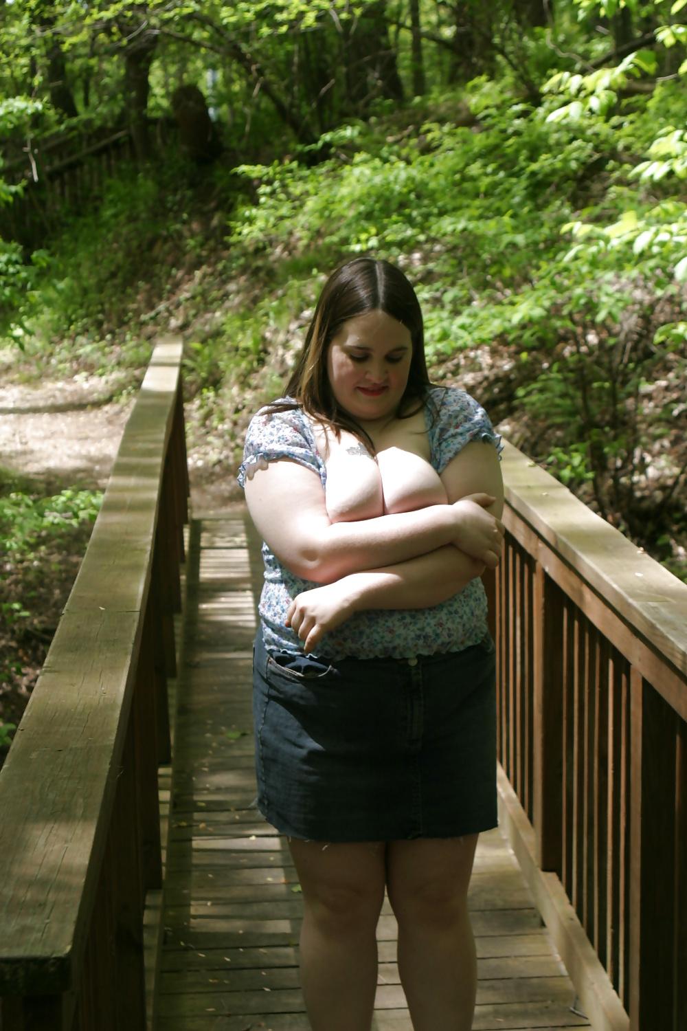25P Kaylee shows off in the Park