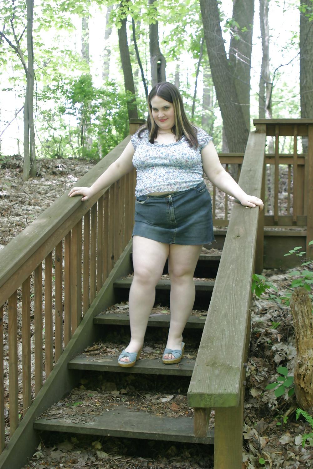 25P Kaylee shows off in the Park