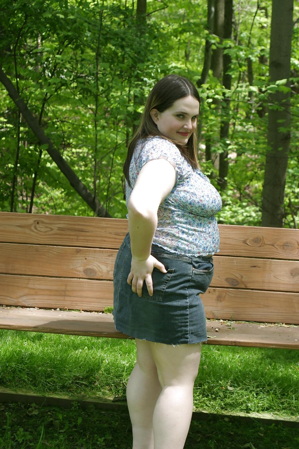 25P Kaylee shows off in the Park