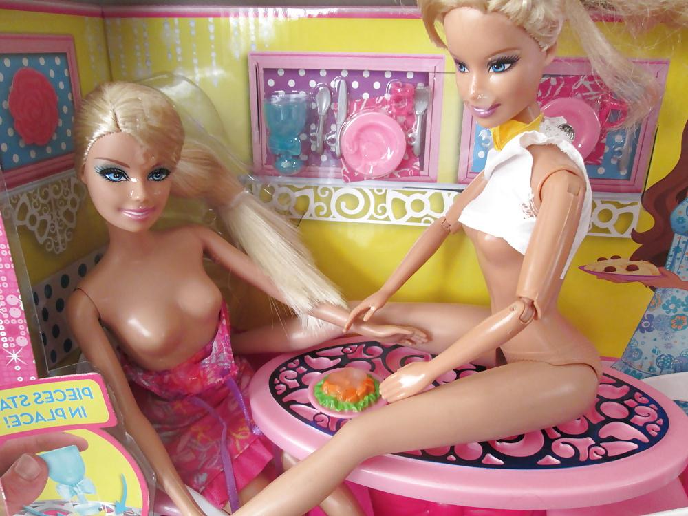 25P Twin Barbie sisters share a snack
