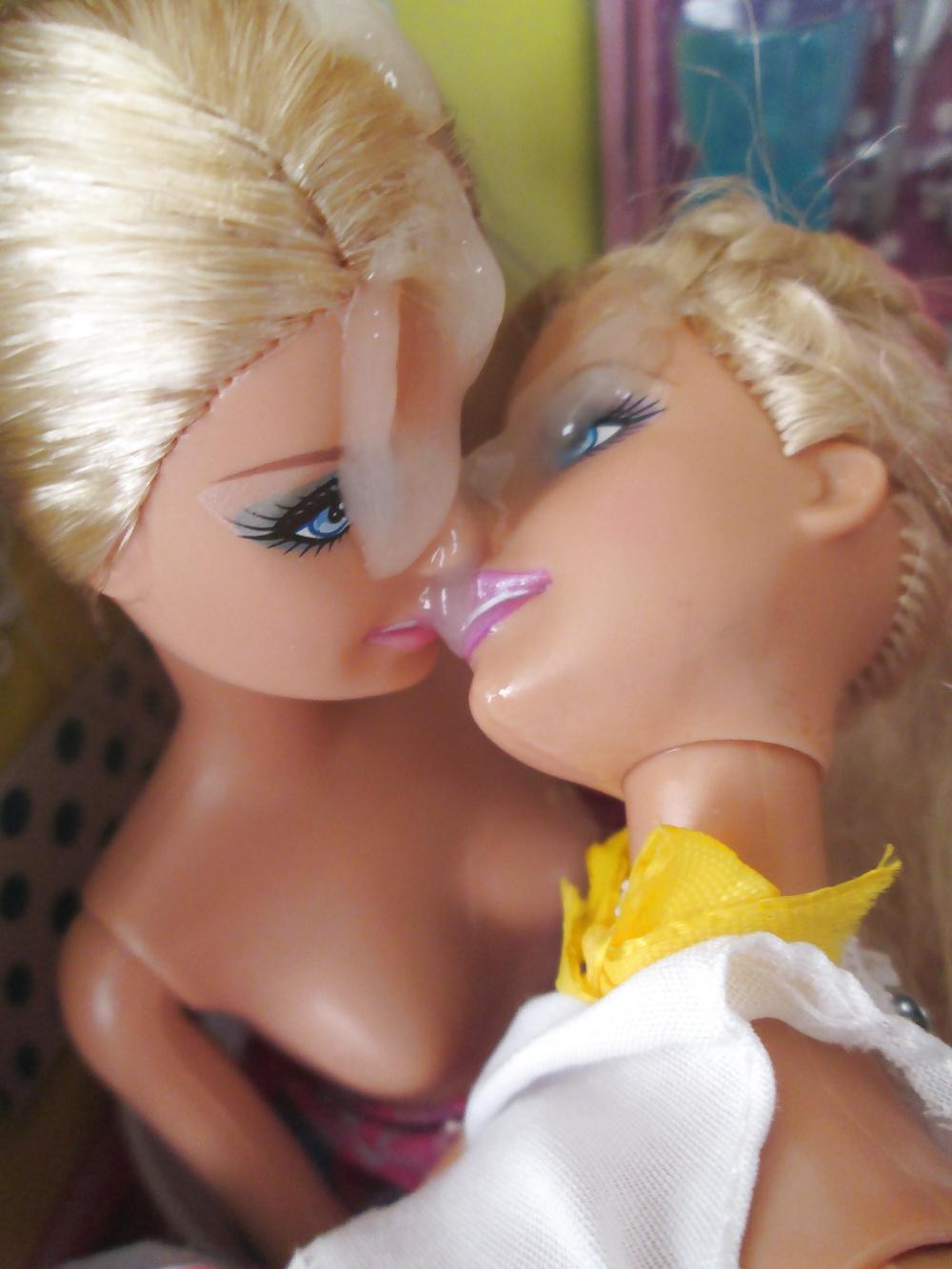 25P Twin Barbie sisters share a snack