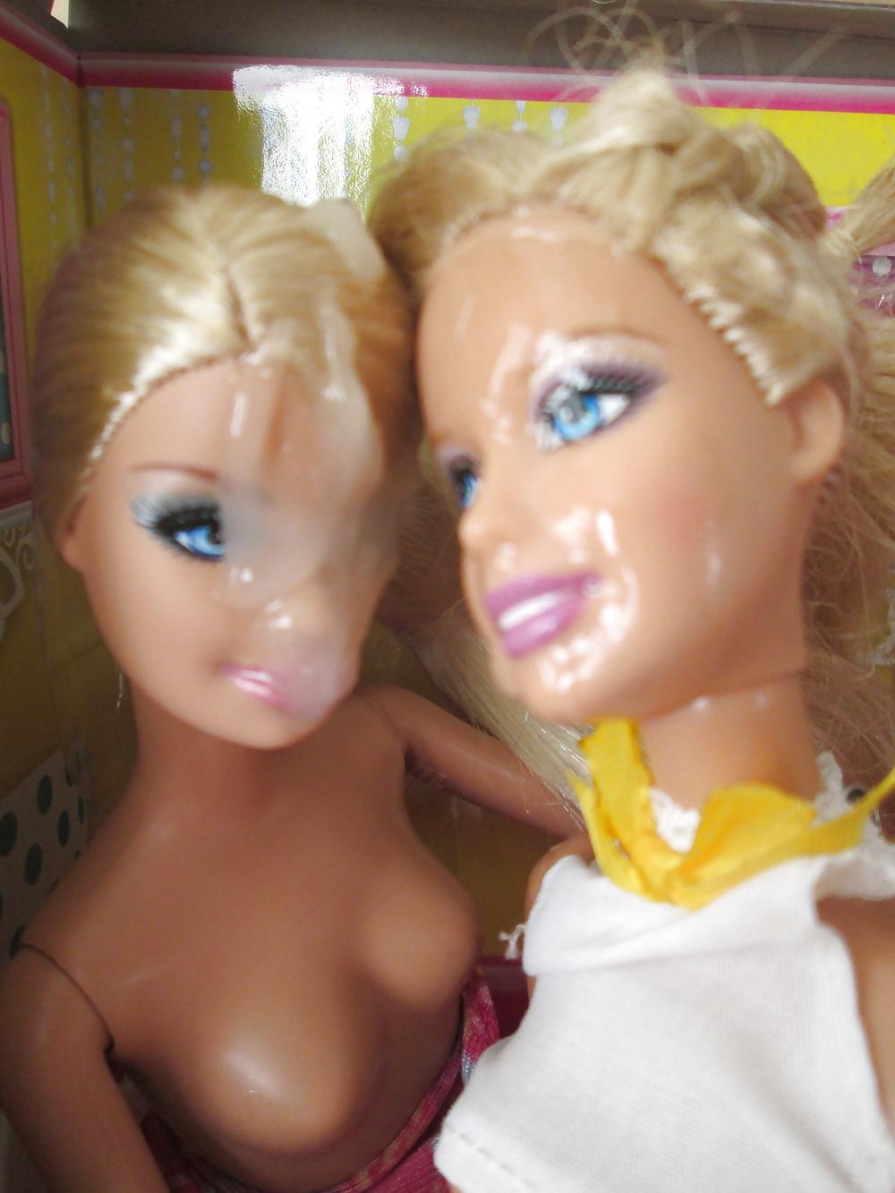 25P Twin Barbie sisters share a snack