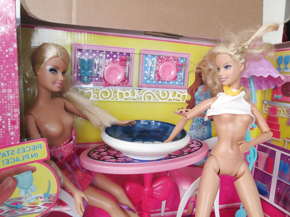 25P Twin Barbie sisters share a snack