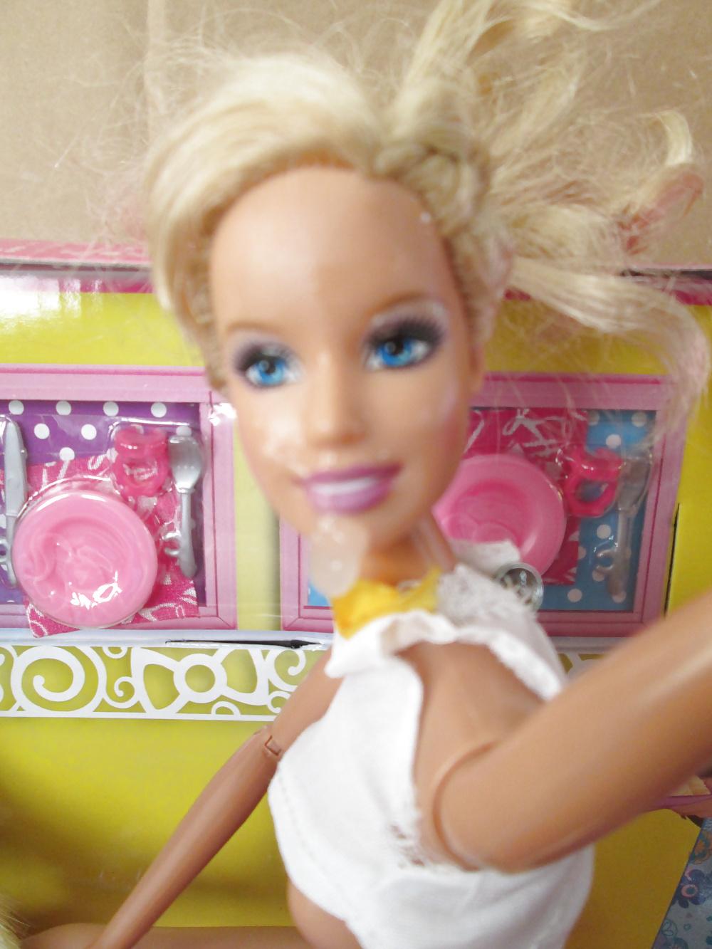 25P Twin Barbie sisters share a snack