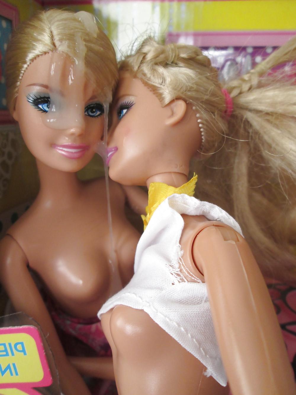 25P Twin Barbie sisters share a snack