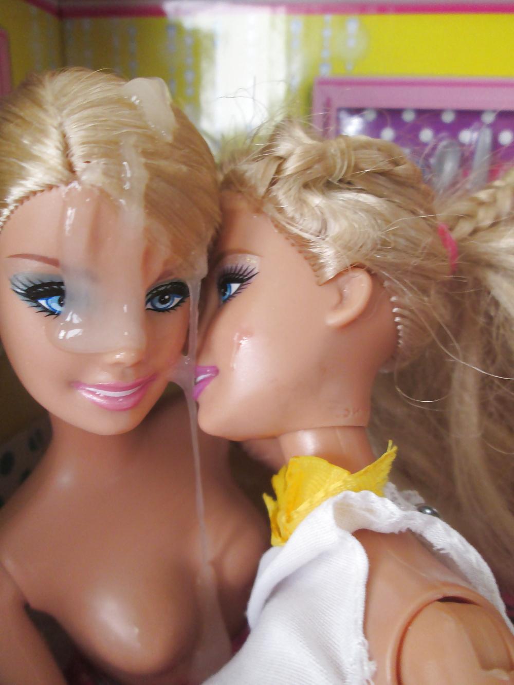25P Twin Barbie sisters share a snack