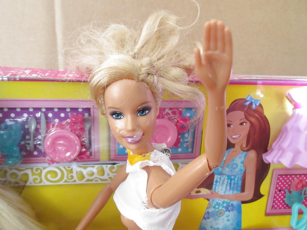25P Twin Barbie sisters share a snack