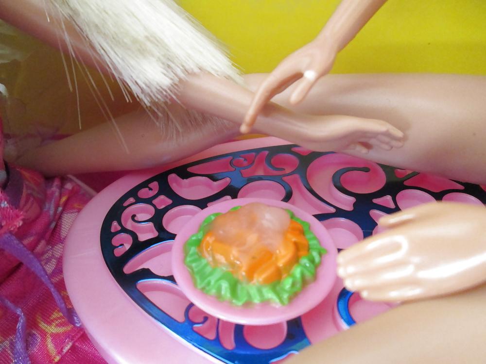 25P Twin Barbie sisters share a snack
