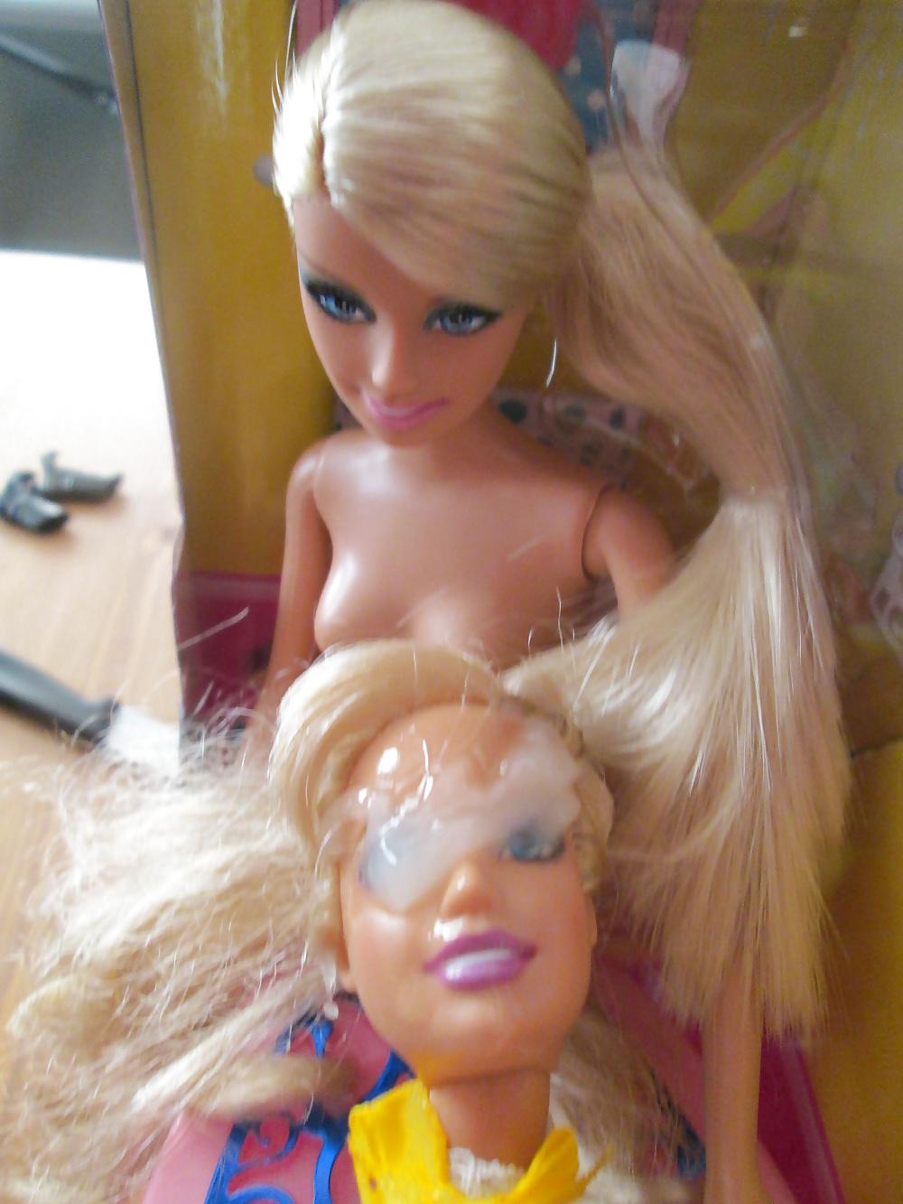 25P Twin Barbie sisters share a snack