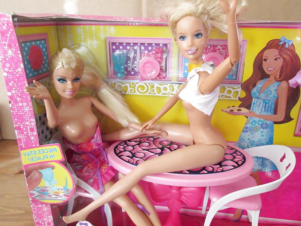 25P Twin Barbie sisters share a snack