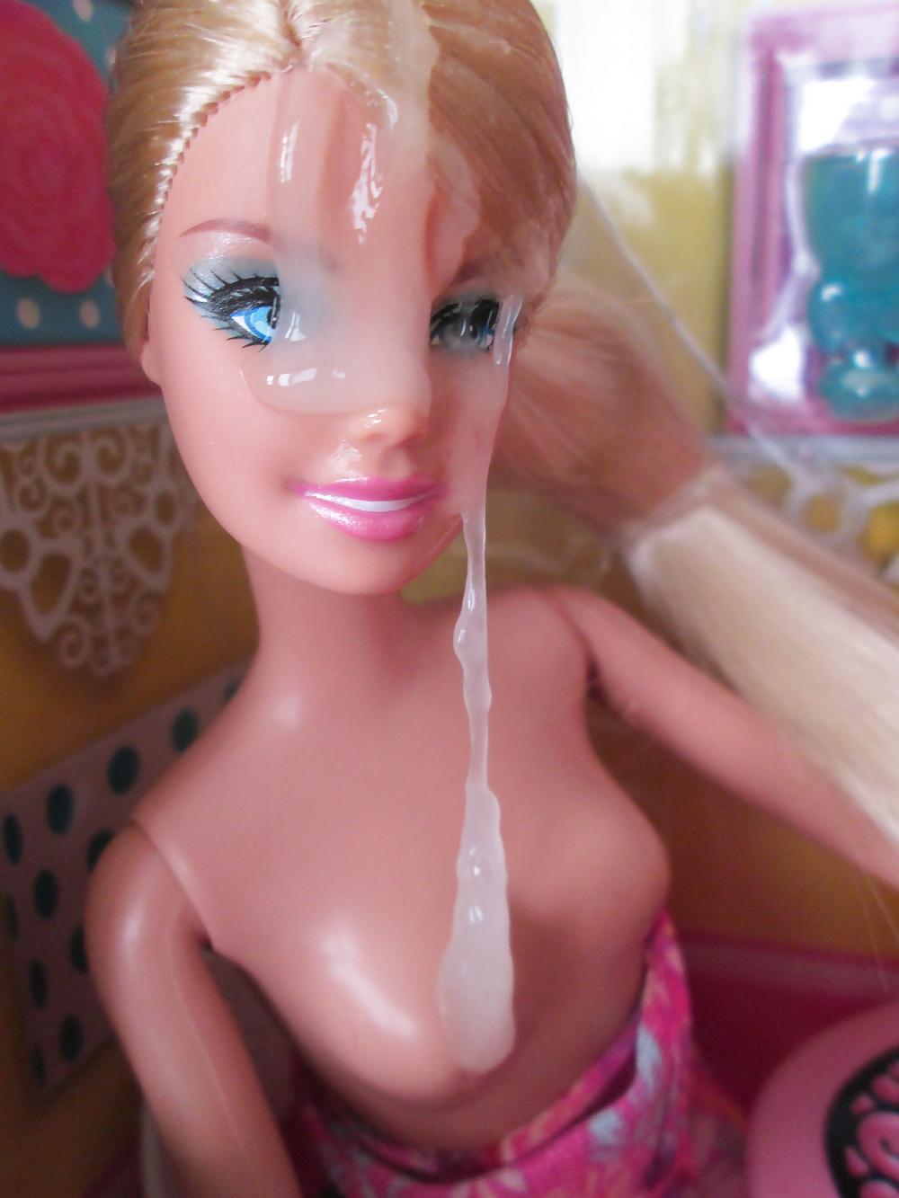 25P Twin Barbie sisters share a snack