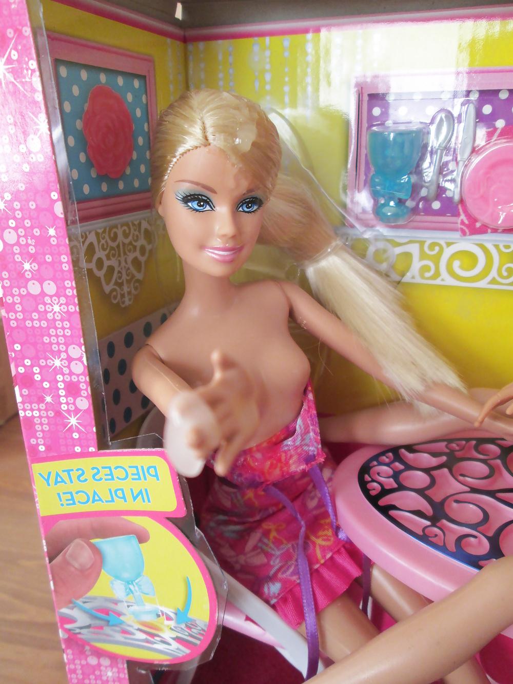 25P Twin Barbie sisters share a snack