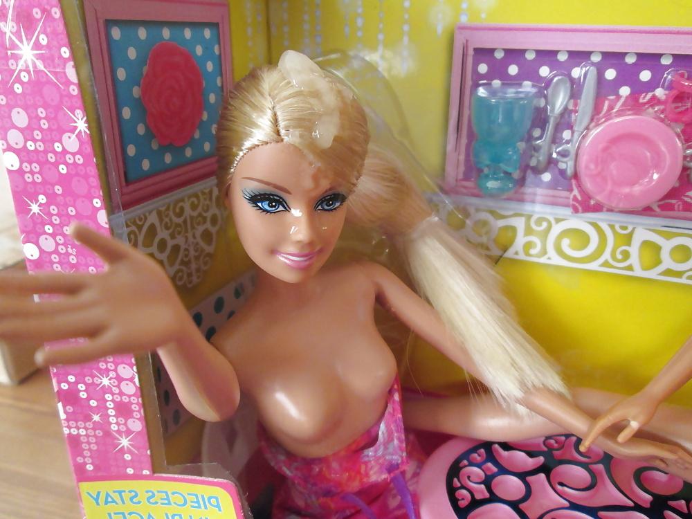 25P Twin Barbie sisters share a snack