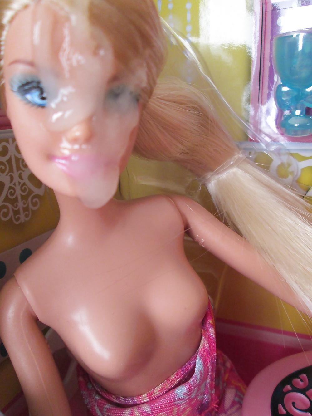 25P Twin Barbie sisters share a snack