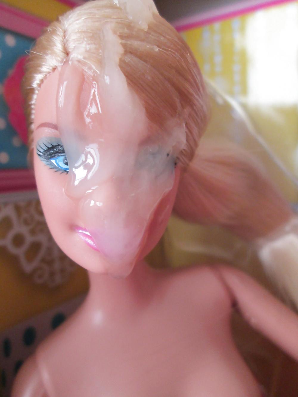 25P Twin Barbie sisters share a snack