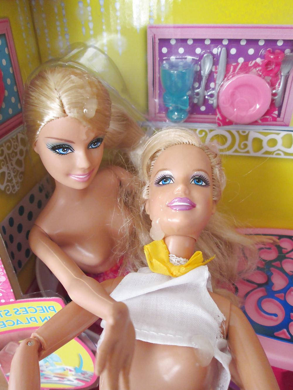 25P Twin Barbie sisters share a snack
