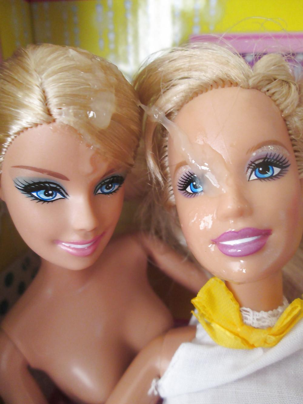 25P Twin Barbie sisters share a snack