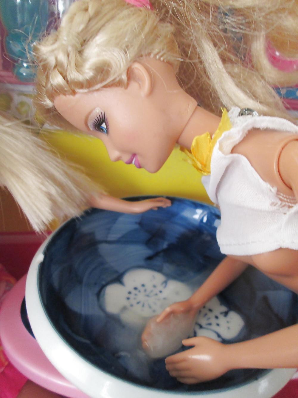 25P Twin Barbie sisters share a snack