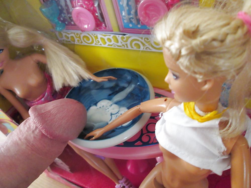 25P Twin Barbie sisters share a snack