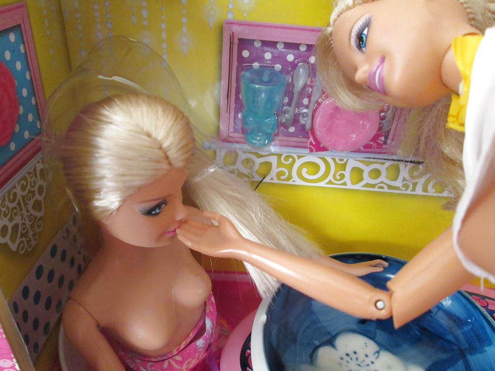 25P Twin Barbie sisters share a snack