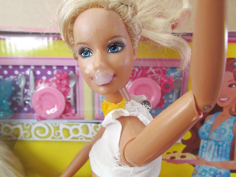 25P Twin Barbie sisters share a snack