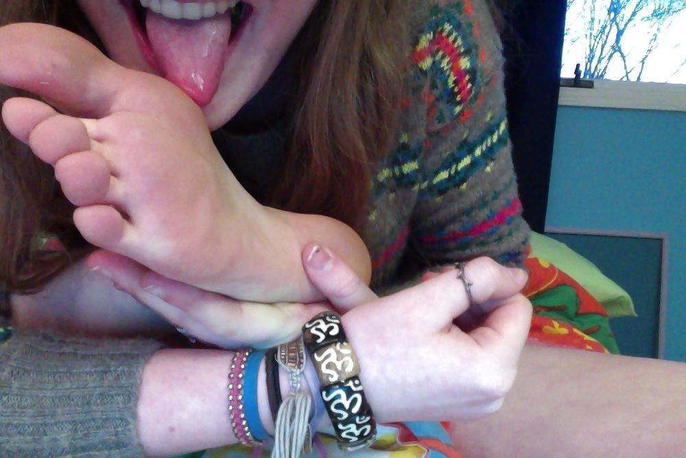 25P These girls toe-tally suck
