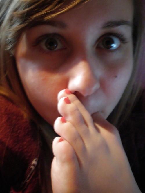 25P These girls toe-tally suck