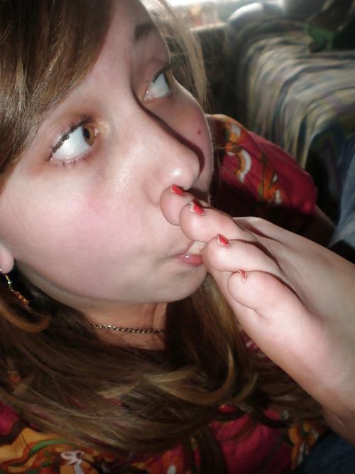25P These girls toe-tally suck