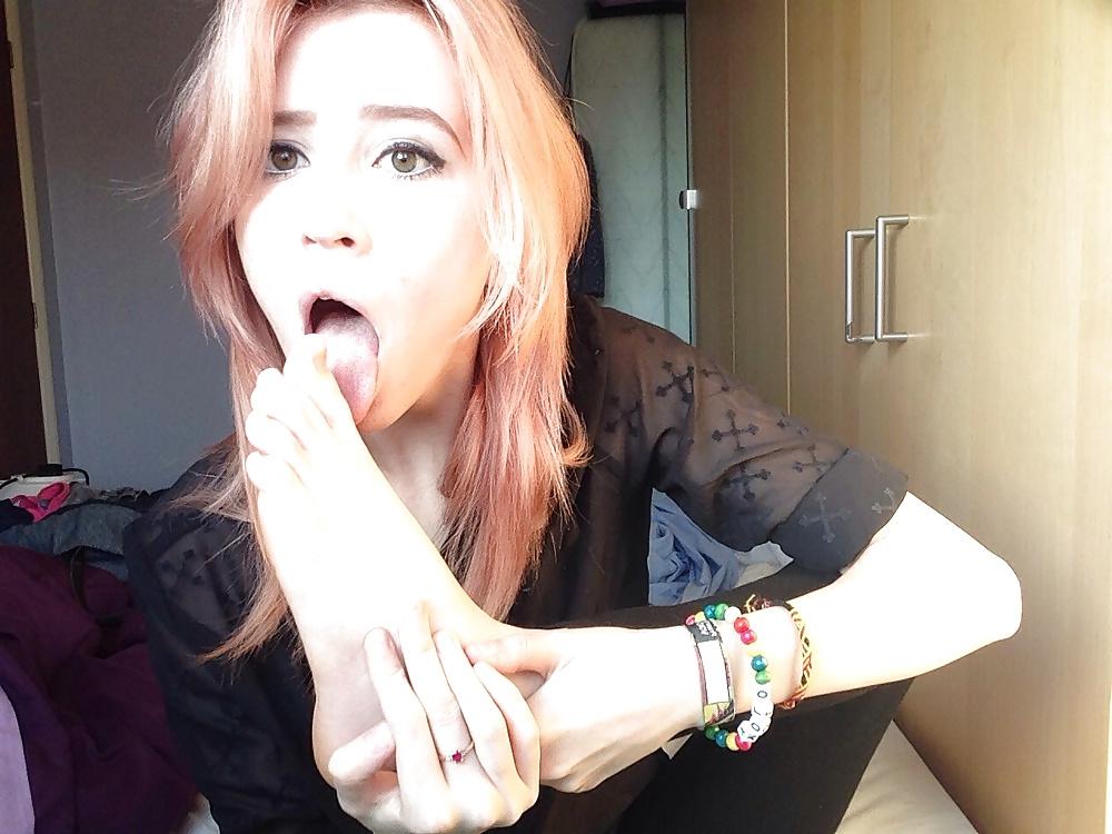 25P These girls toe-tally suck
