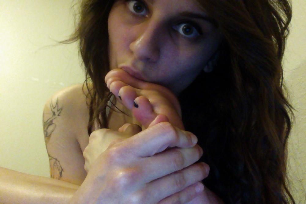 25P These girls toe-tally suck