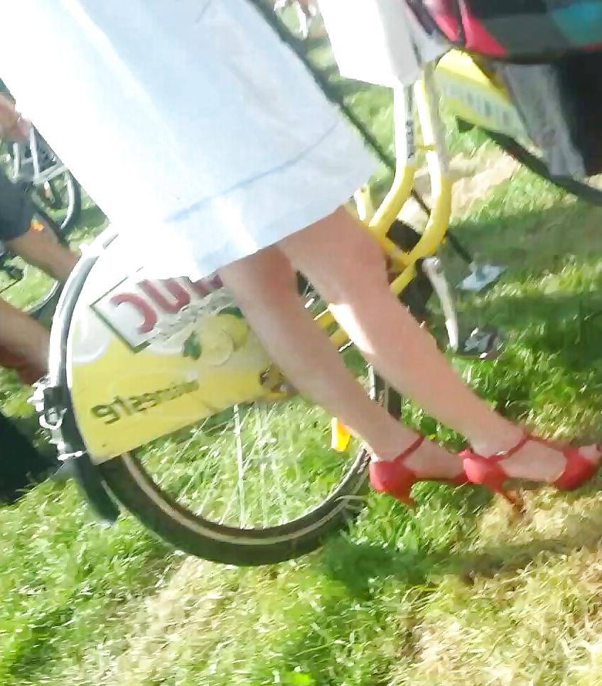 25P Spy feet, legs, foot, ankle, fingers women romanian