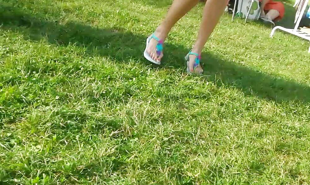 25P Spy feet, legs, foot, ankle, fingers women romanian