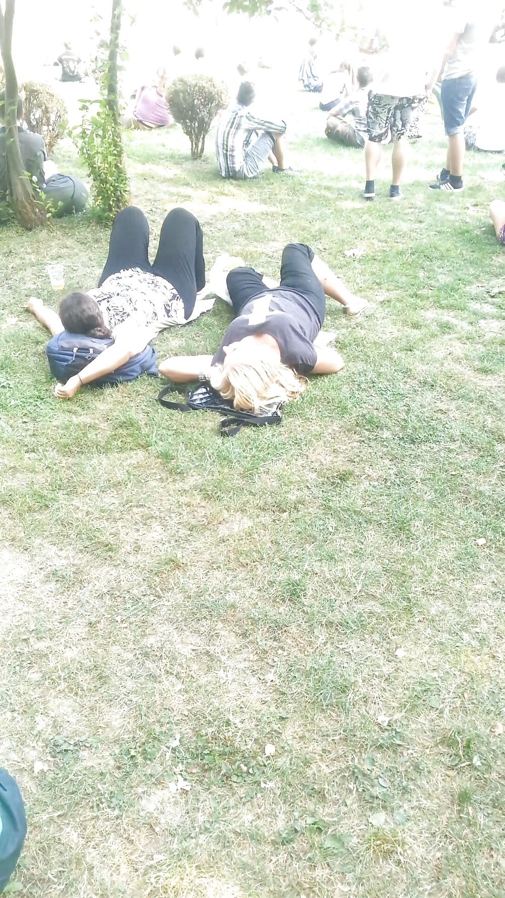 9P Spy sexy teens bust in green grass romanian