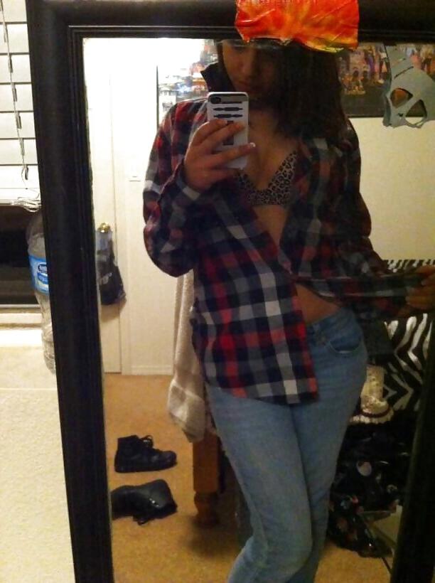 25P Arabic beautiful girl shows her body