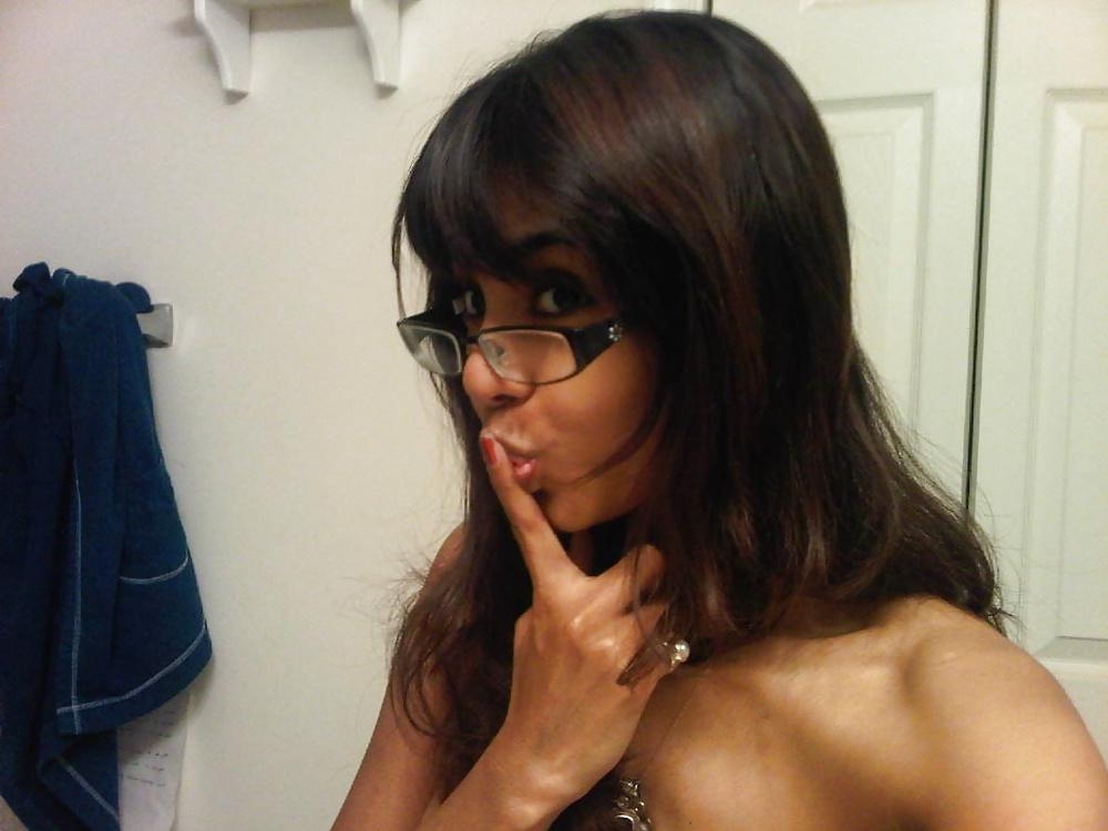 25P Arabic beautiful girl shows her body