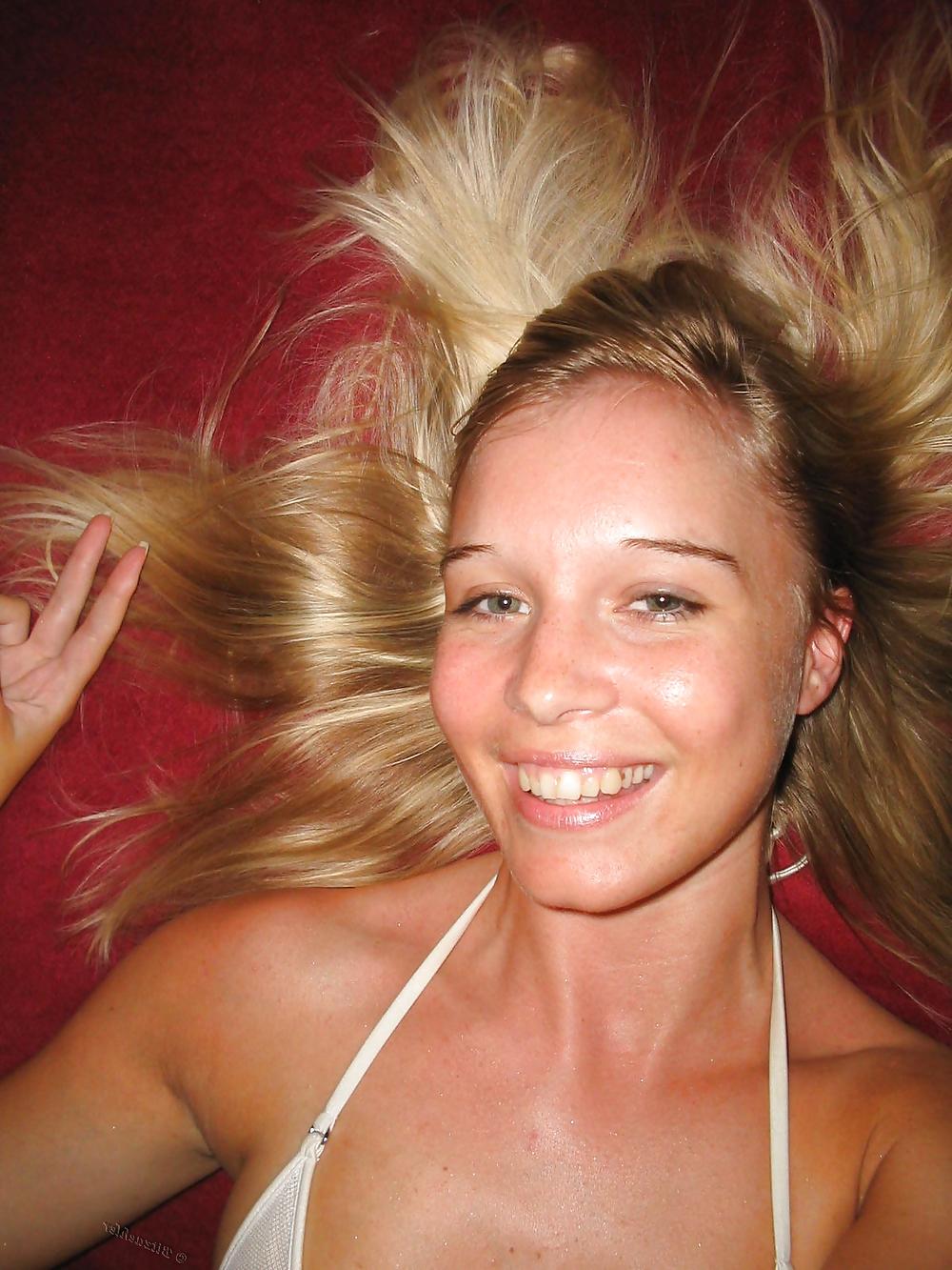 25P Blonde bombshell