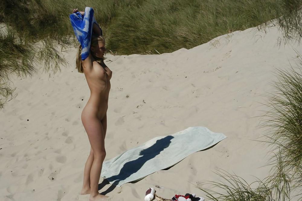 25P Cute blonde enjoying her holiday posing naked