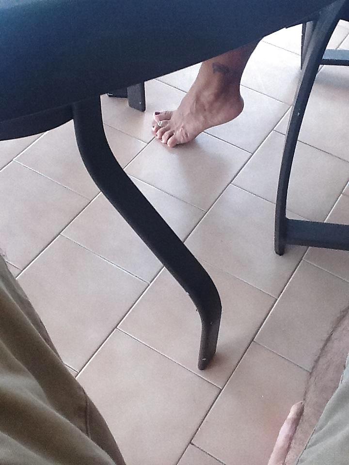 11P My girlfriend's mom's feet candid