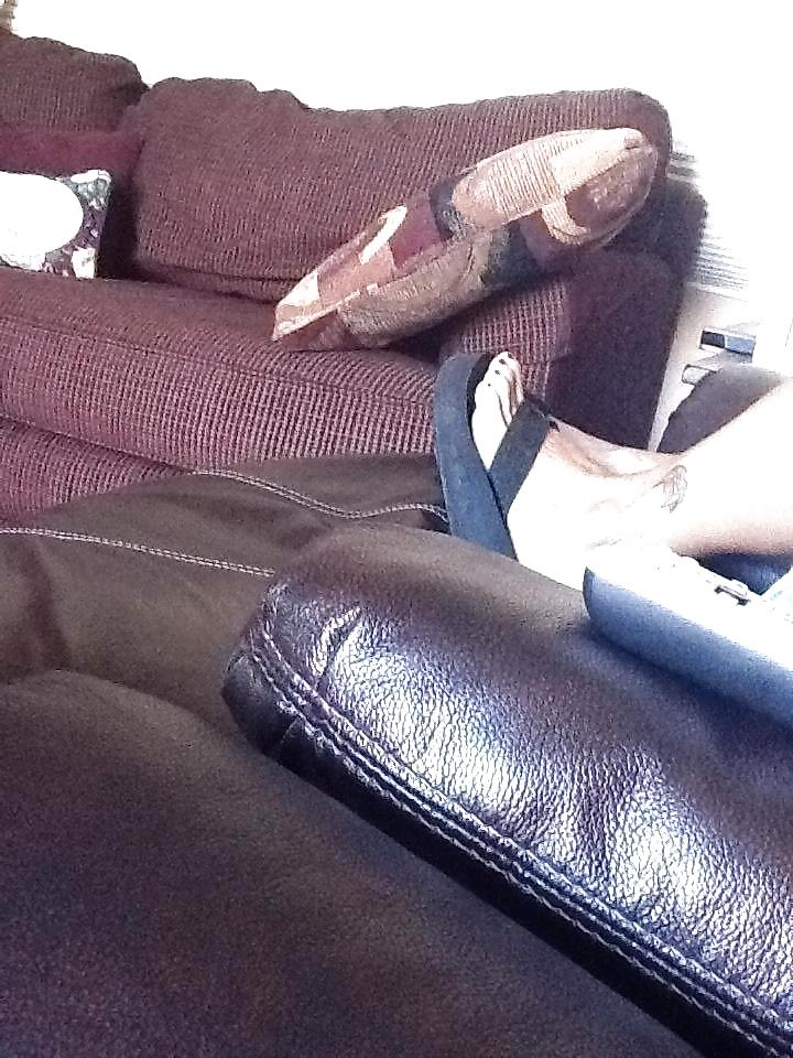 11P My girlfriend's mom's feet candid