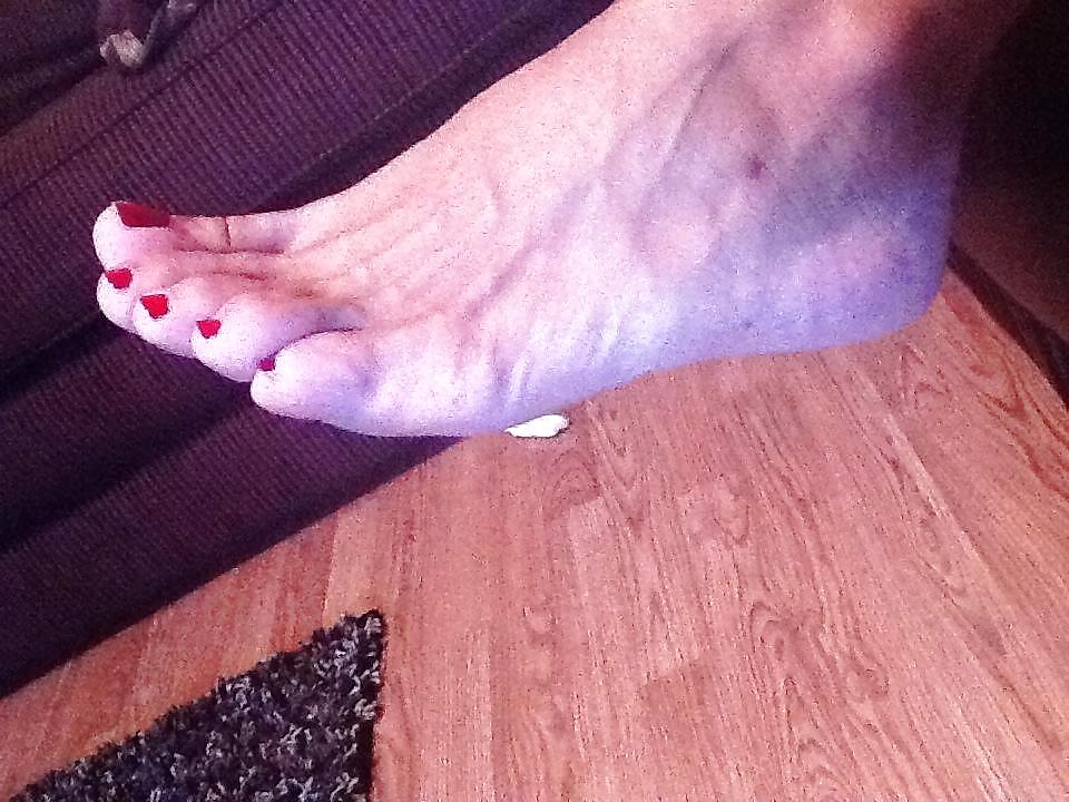 11P My girlfriend's mom's feet candid