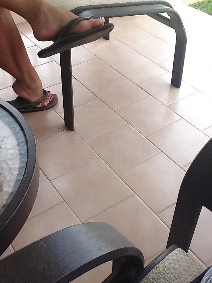 11P My girlfriend's mom's feet candid