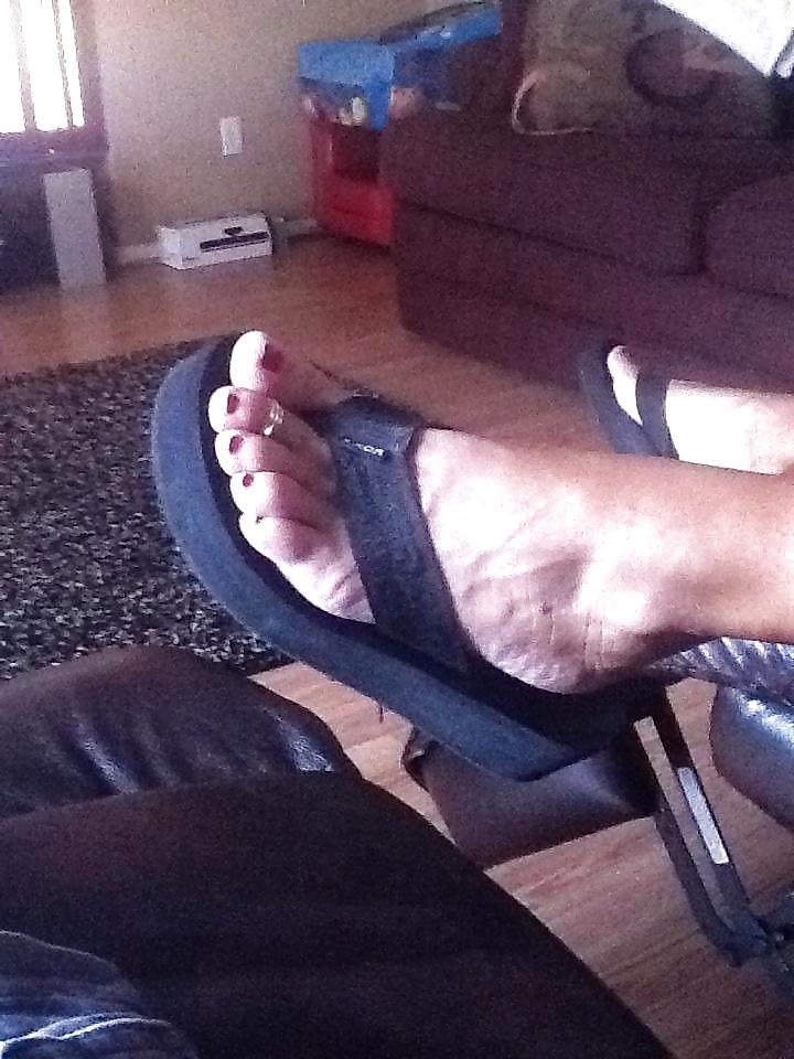 11P My girlfriend's mom's feet candid