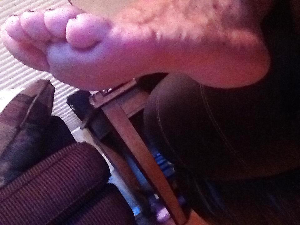 11P My girlfriend's mom's feet candid
