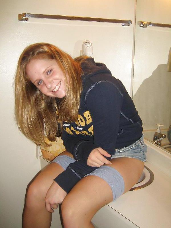 25P Girls Pee in the Sink?