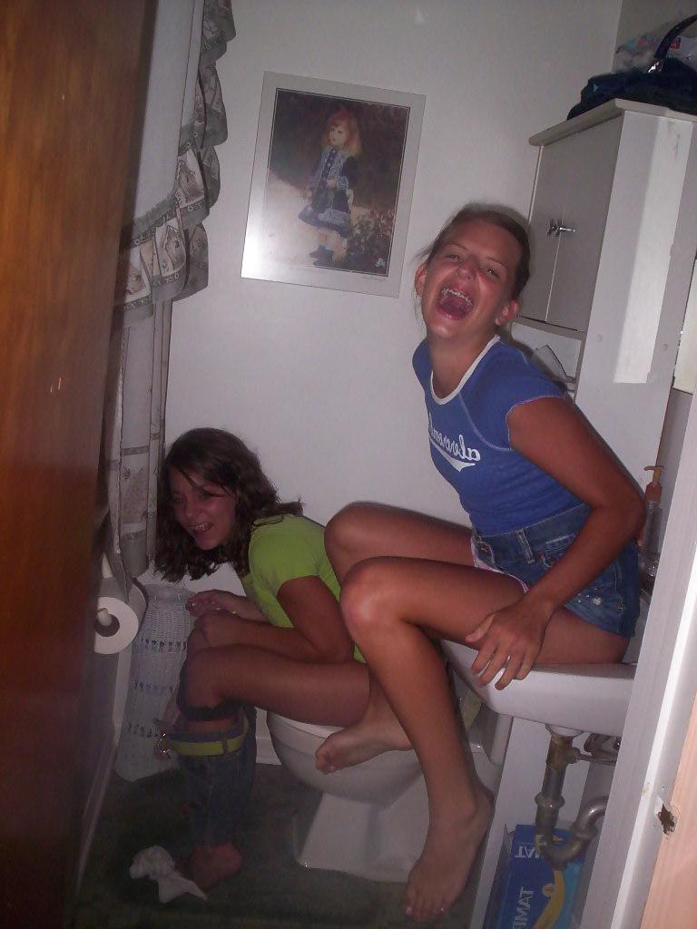 25P Girls Pee in the Sink?
