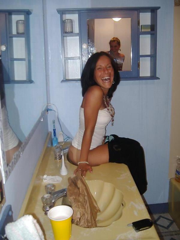 25P Girls Pee in the Sink?
