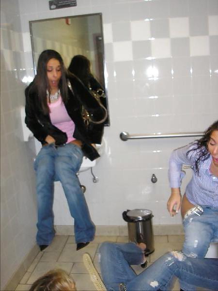 25P Girls Pee in the Sink?